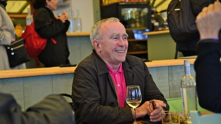 Jean-Claude Guillebaud sur ses terres - photo: Jean-Michel Destang